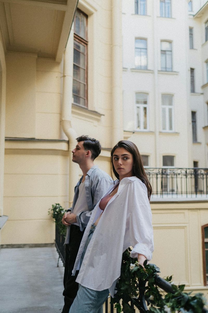 Sindrom paralelnog života sve je češći obrazac u vezama. Otkrijte znakove upozorenja i načine kako ponovno ojačati bliskost s partnerom.